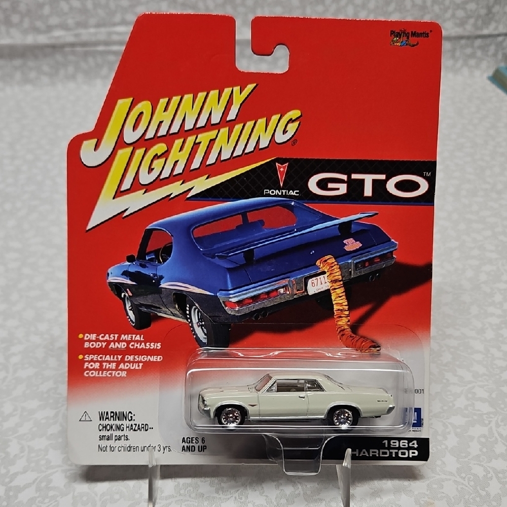 2001 Johnny Lightning White 1964 Pontiac GTO Hardtop Die-cast Car